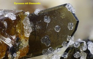 Photo 10 Pyroxen mit Gismondin.jpg